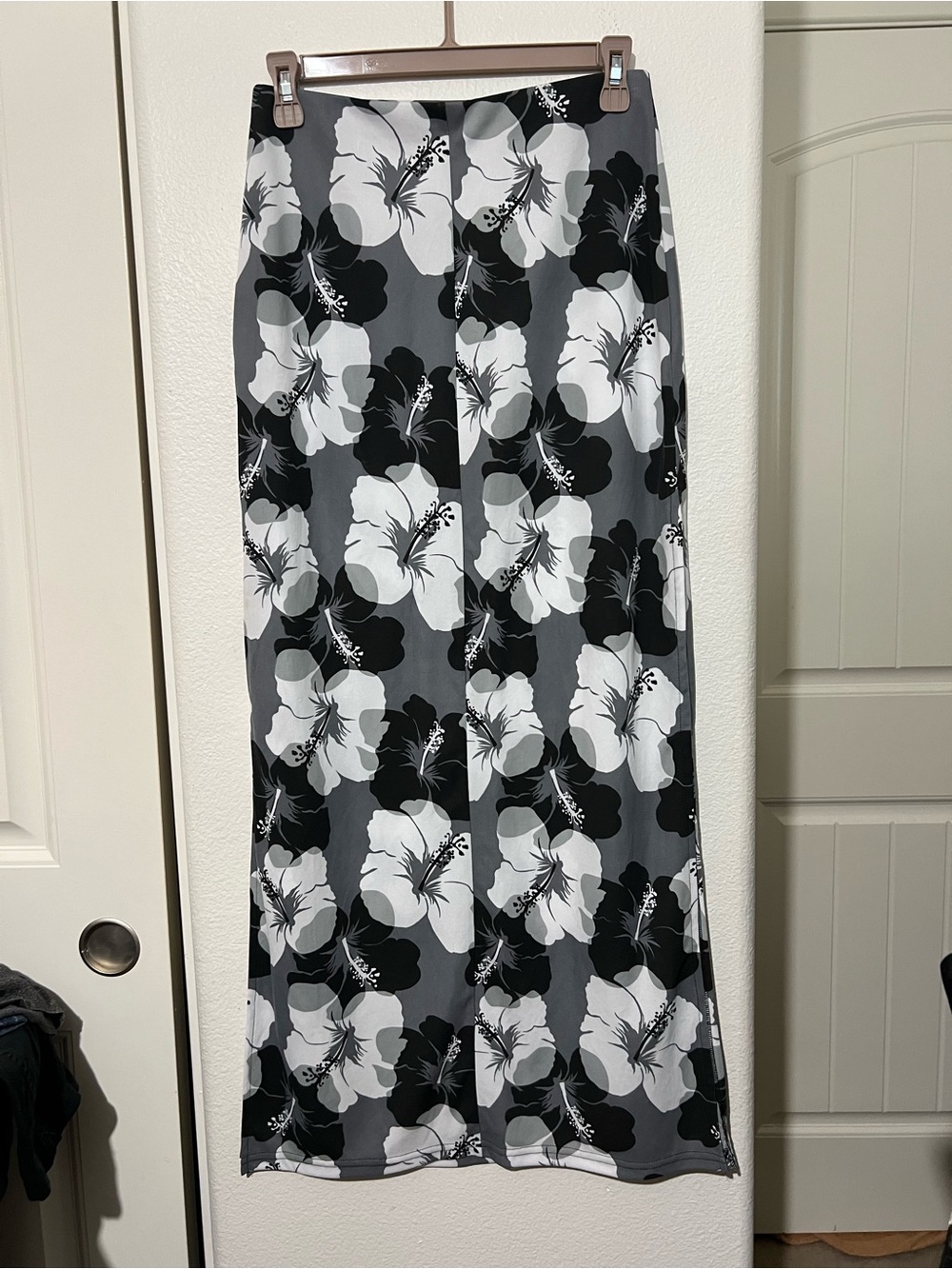 ENT Entrancy Black & White Floral Midi Skirt - Picture 9 of 10
